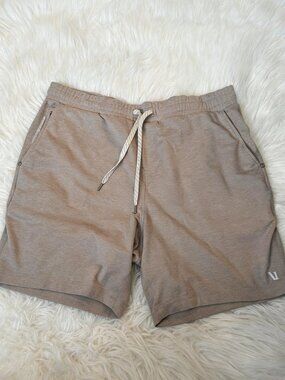 Vuori mens shorts size XL